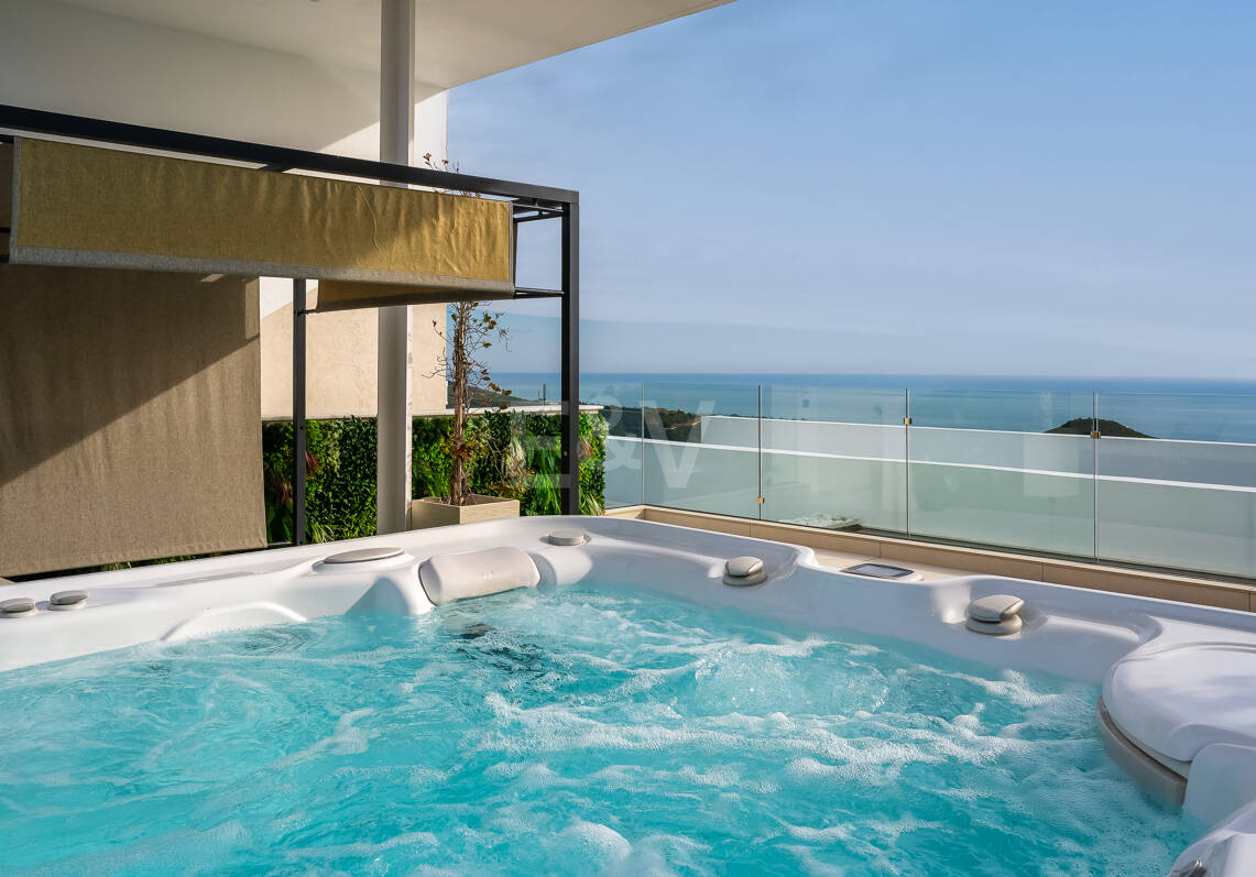 Exclusive South- Facing Penthouse w Palo Alto Marbella z widokiem na morze panoramiczne