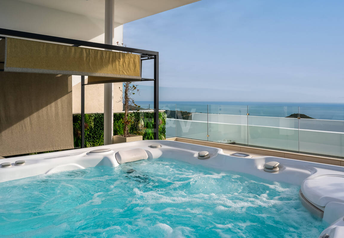 Exclusive South- Facing Penthouse w Palo Alto Marbella z widokiem na morze panoramiczne