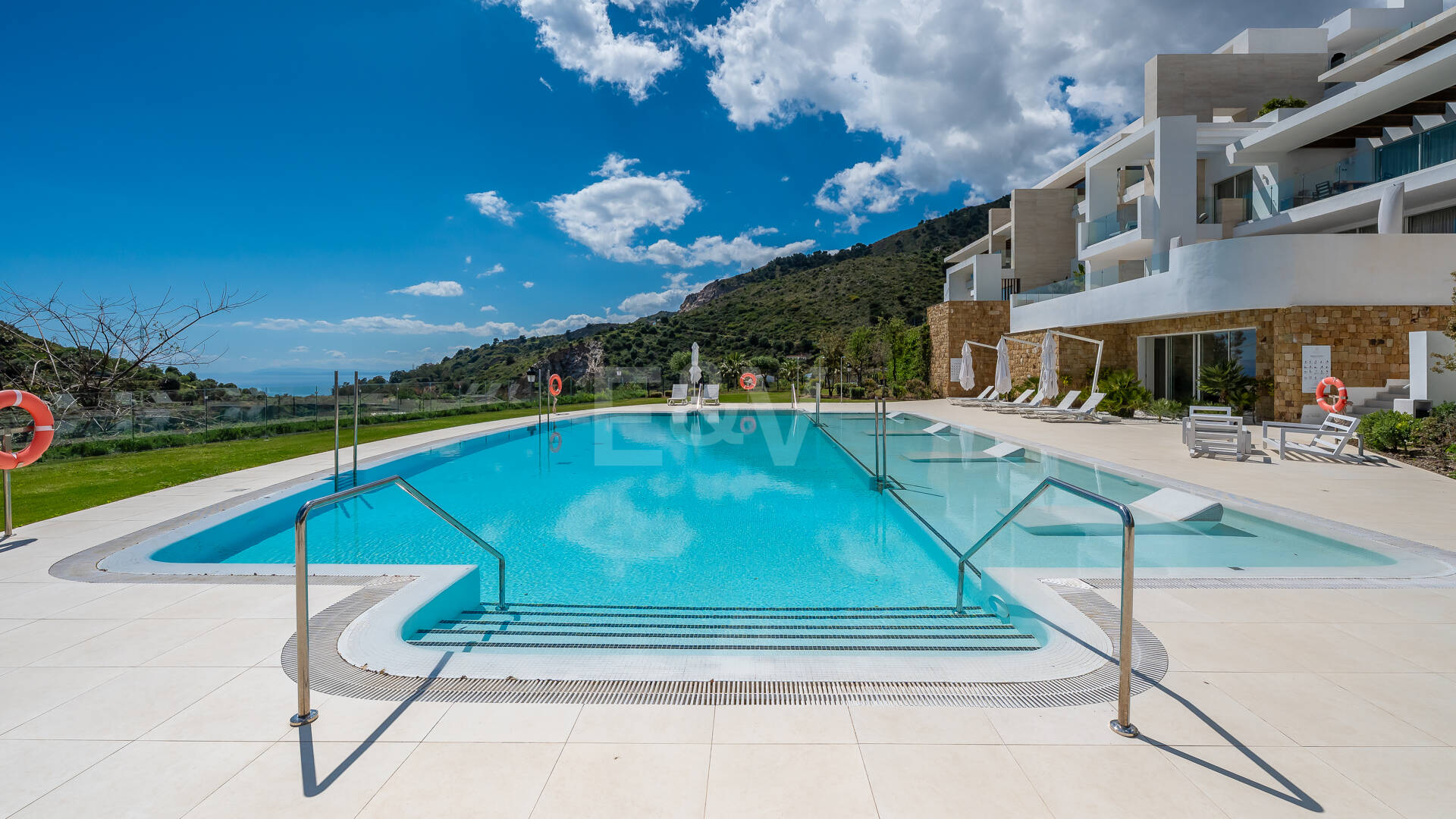 Exclusive South- Facing Penthouse w Palo Alto Marbella z widokiem na morze panoramiczne