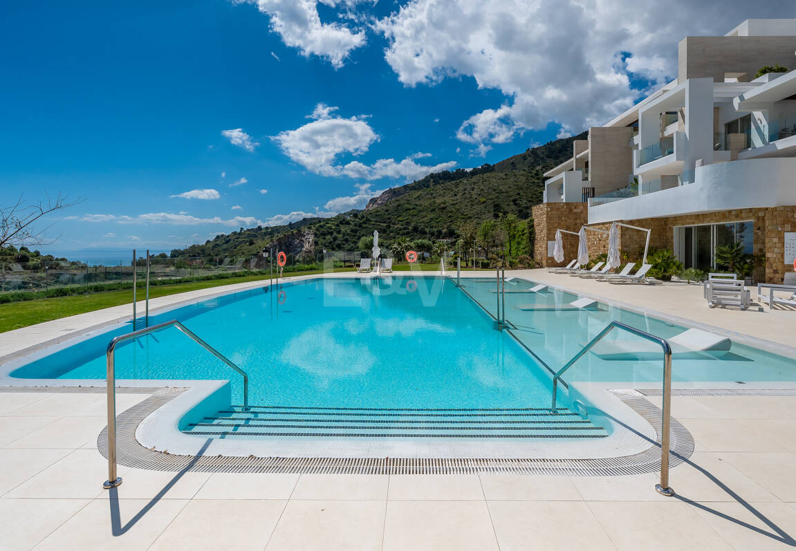 Exclusive South- Facing Penthouse w Palo Alto Marbella z widokiem na morze panoramiczne