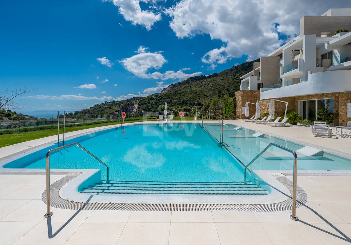 Exclusive South- Facing Penthouse w Palo Alto Marbella z widokiem na morze panoramiczne