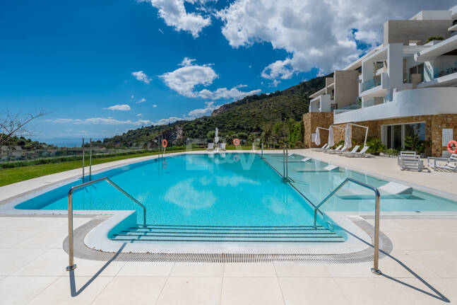 Exclusive South- Facing Penthouse w Palo Alto Marbella z widokiem na morze panoramiczne