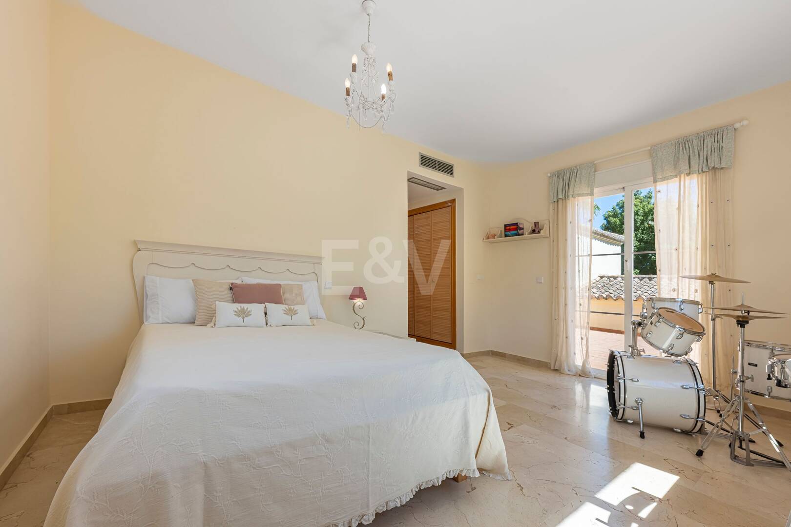 Familienvilla mit Garten und Pool im prestigeträchtigen Guadalmina Golf, nahe Annehmlichkeiten