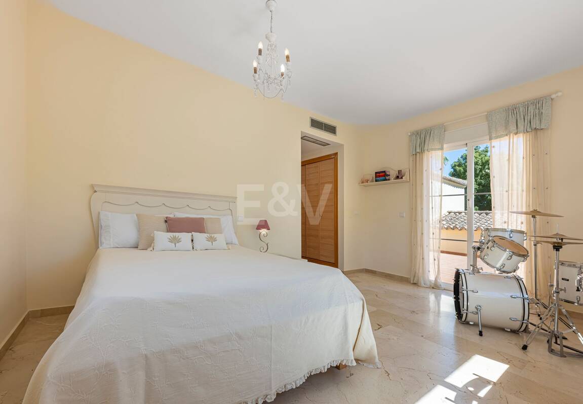 Villa familiale avec jardin et piscine dans le prestigieux Guadalmina Golf, proche des commodités