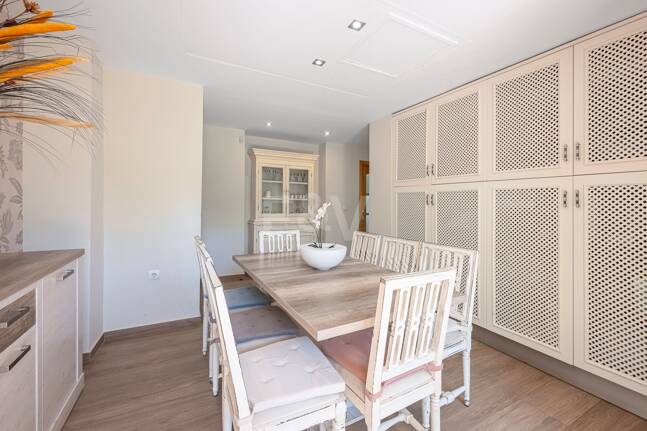 Villa familiale avec jardin et piscine dans le prestigieux Guadalmina Golf, proche des commodités