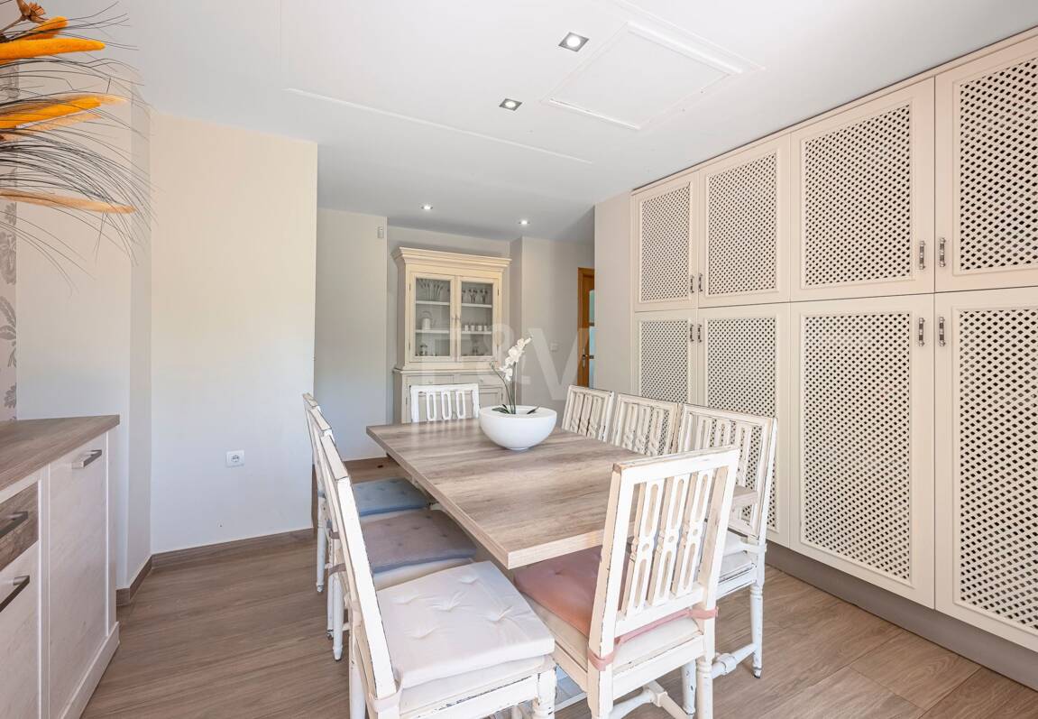 Villa familiale avec jardin et piscine dans le prestigieux Guadalmina Golf, proche des commodités