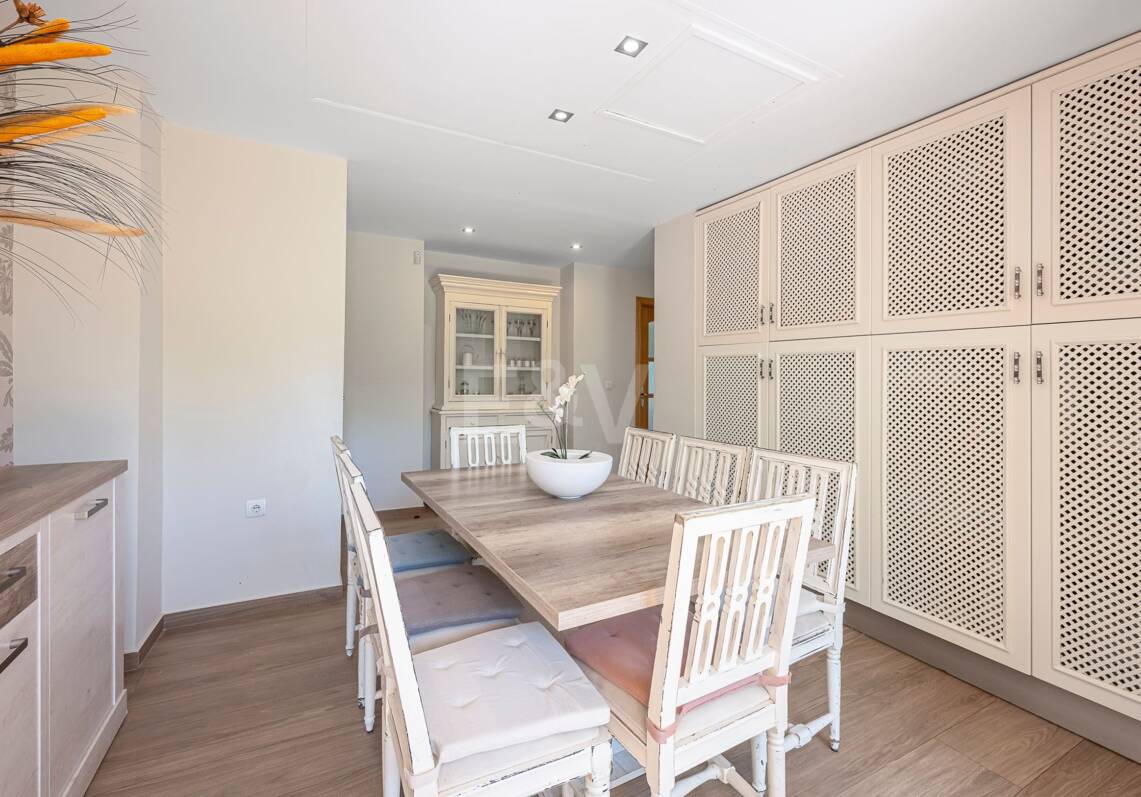 Villa familiale avec jardin et piscine dans le prestigieux Guadalmina Golf, proche des commodités