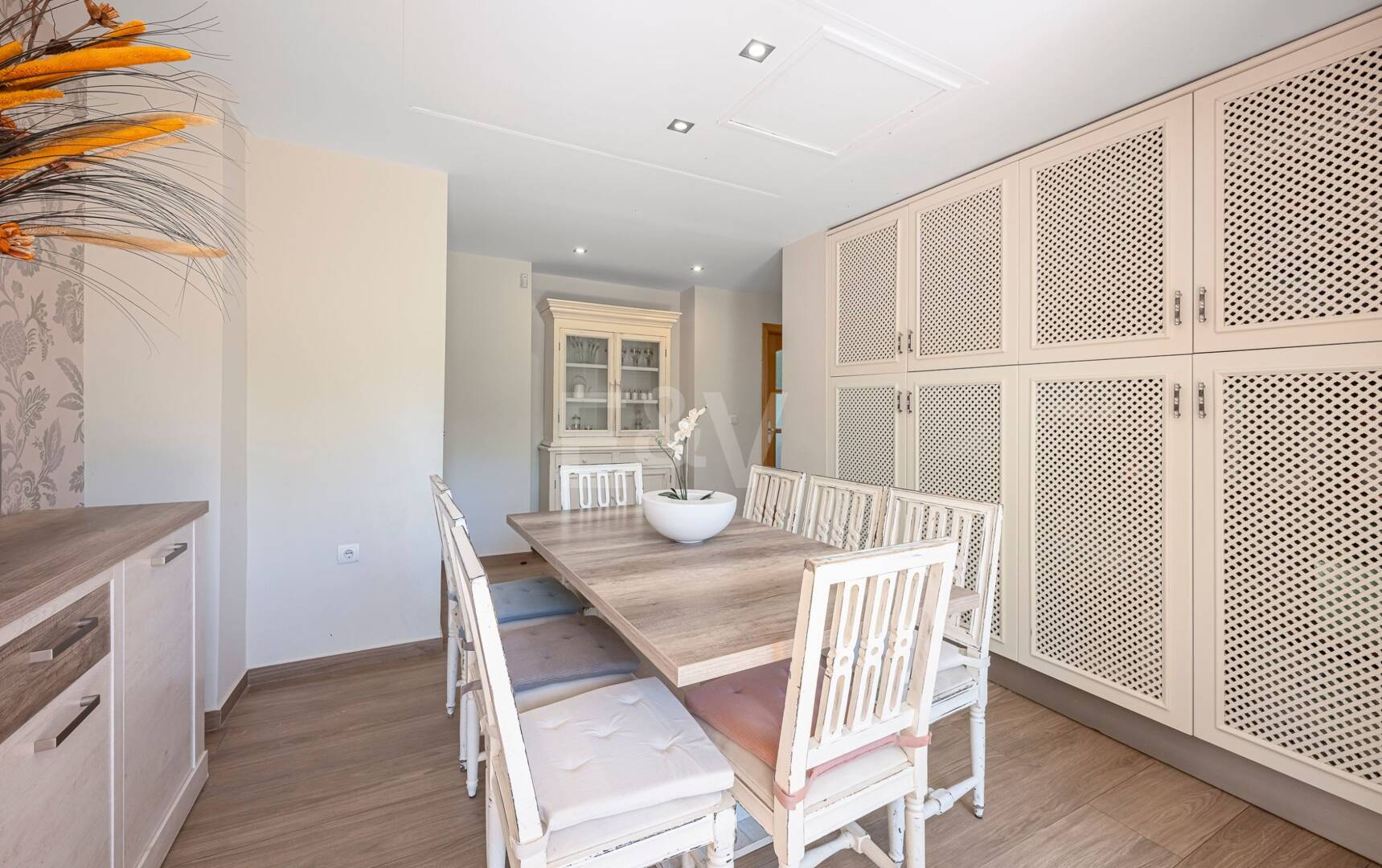 Villa familiale avec jardin et piscine dans le prestigieux Guadalmina Golf, proche des commodités