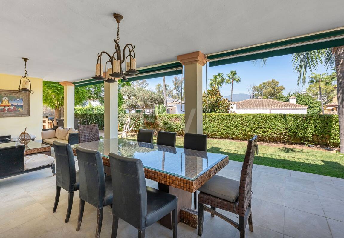 Villa familiale avec jardin et piscine dans le prestigieux Guadalmina Golf, proche des commodités