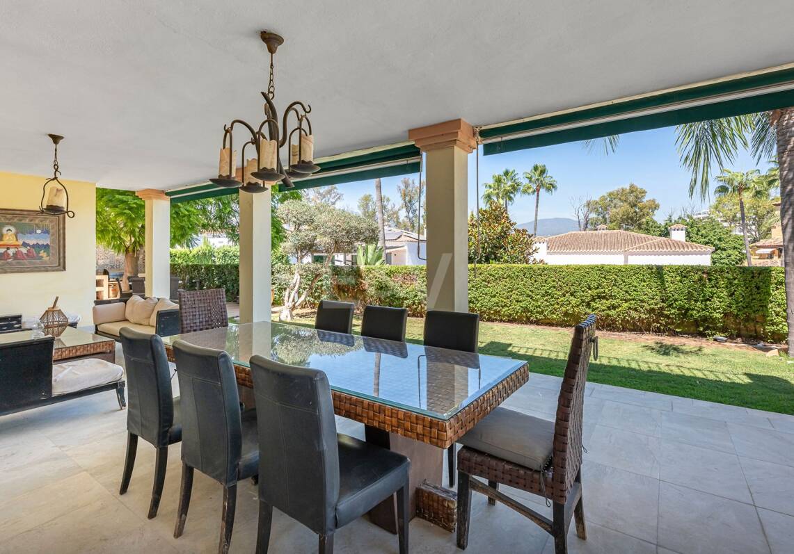 Villa familiale avec jardin et piscine dans le prestigieux Guadalmina Golf, proche des commodités