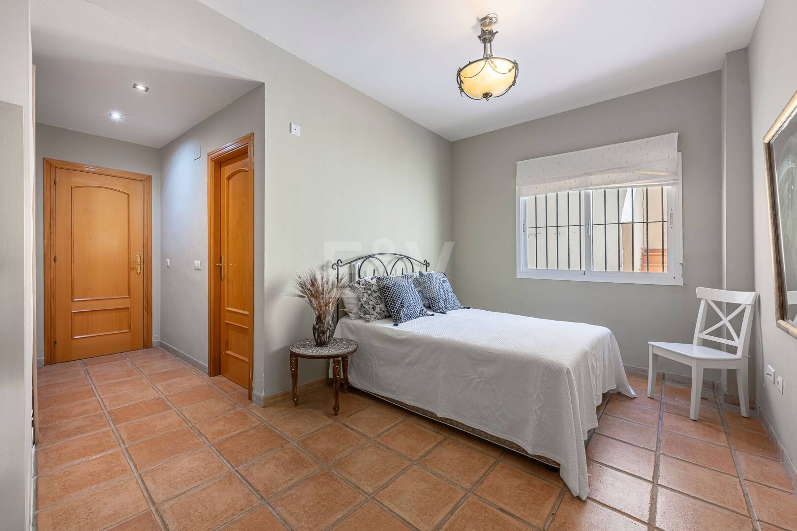 Villa familiale avec jardin et piscine dans le prestigieux Guadalmina Golf, proche des commodités