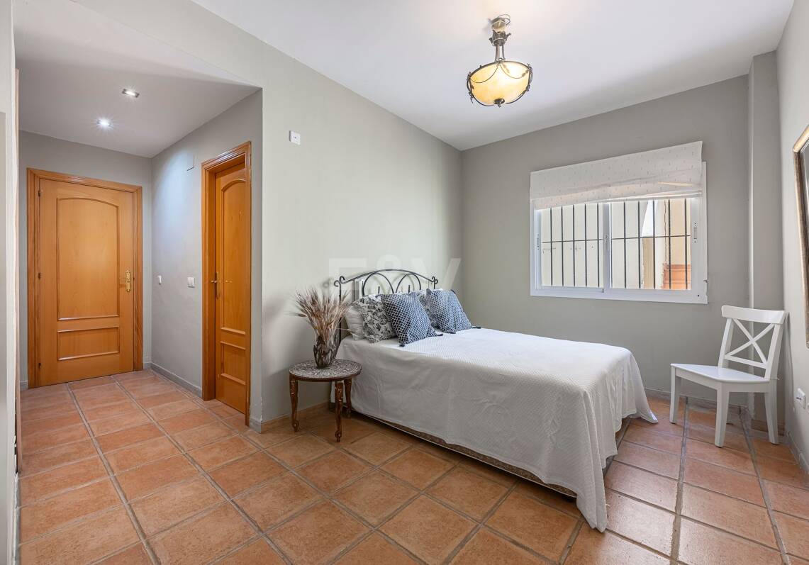 Villa familiale avec jardin et piscine dans le prestigieux Guadalmina Golf, proche des commodités