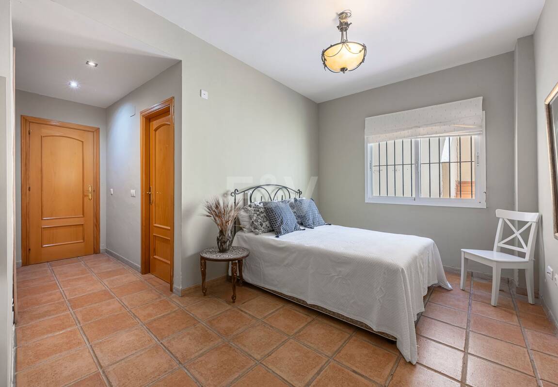 Villa familiale avec jardin et piscine dans le prestigieux Guadalmina Golf, proche des commodités