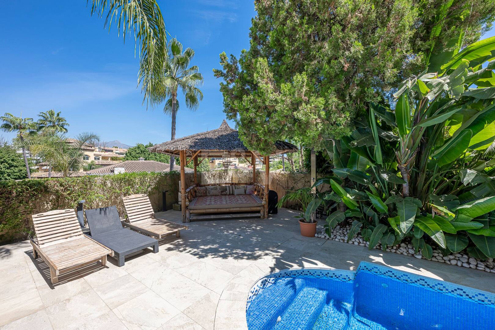 Villa familiale avec jardin et piscine dans le prestigieux Guadalmina Golf, proche des commodités