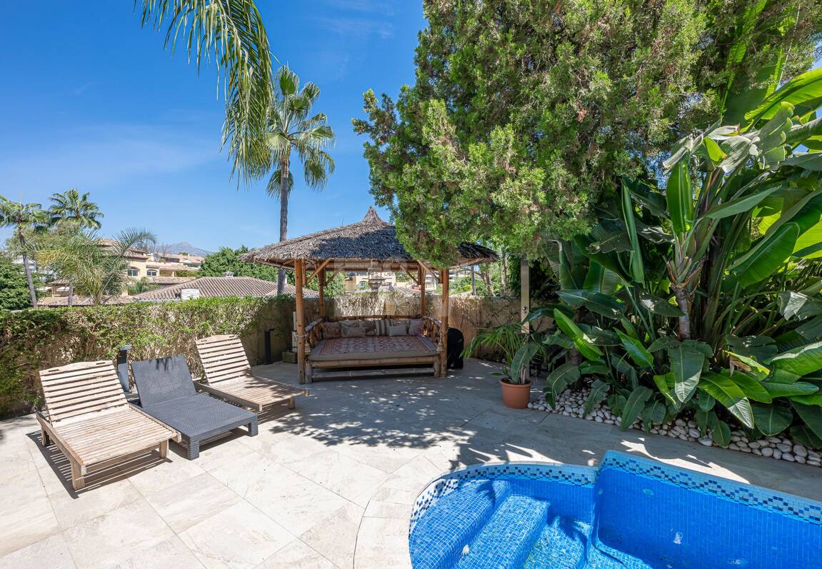 Villa familiale avec jardin et piscine dans le prestigieux Guadalmina Golf, proche des commodités