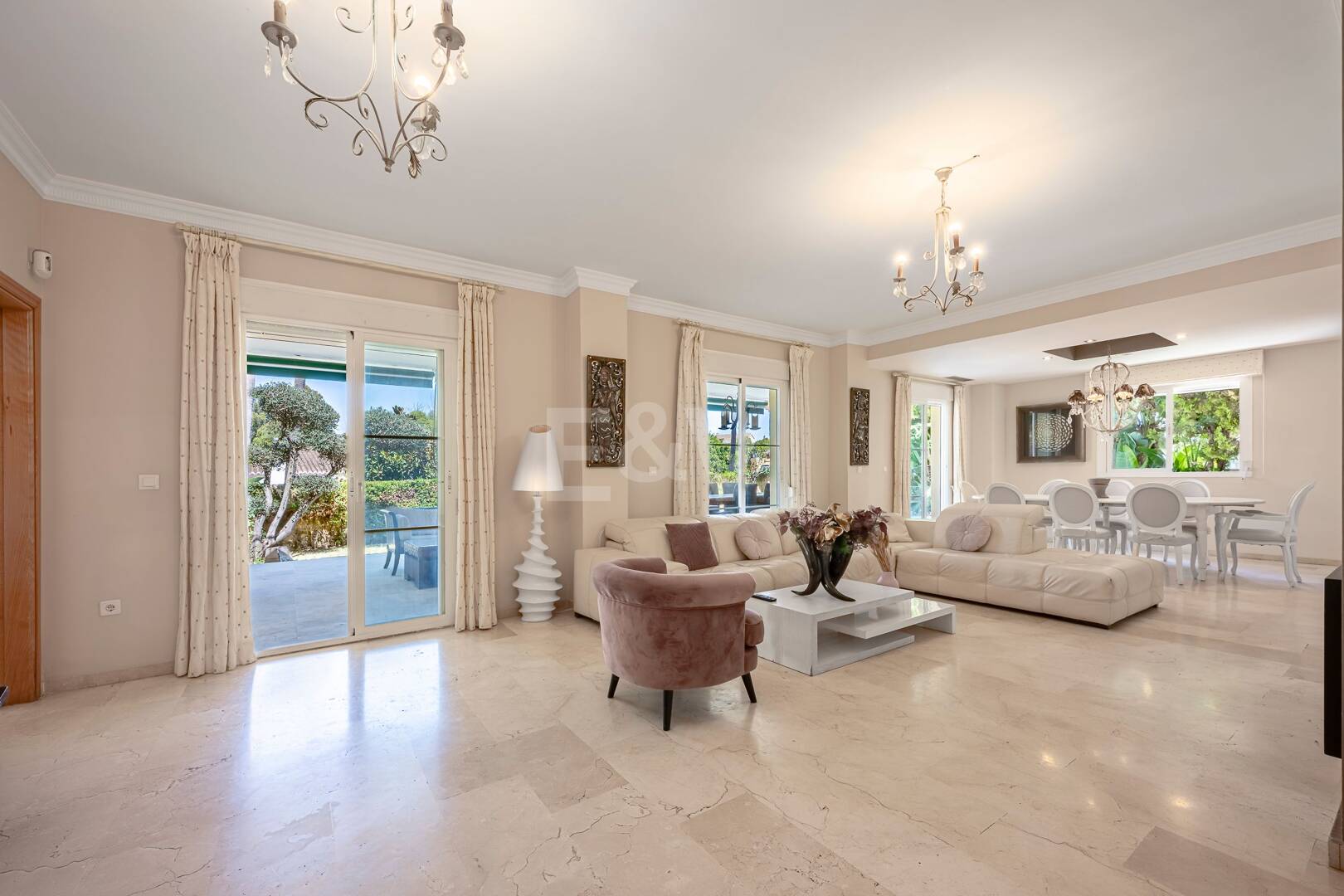 Familienvilla mit Garten und Pool im prestigeträchtigen Guadalmina Golf, nahe Annehmlichkeiten