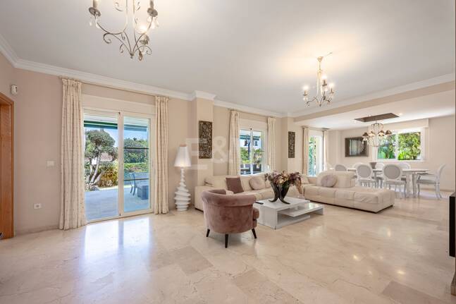 Villa familiale avec jardin et piscine dans le prestigieux Guadalmina Golf, proche des commodités