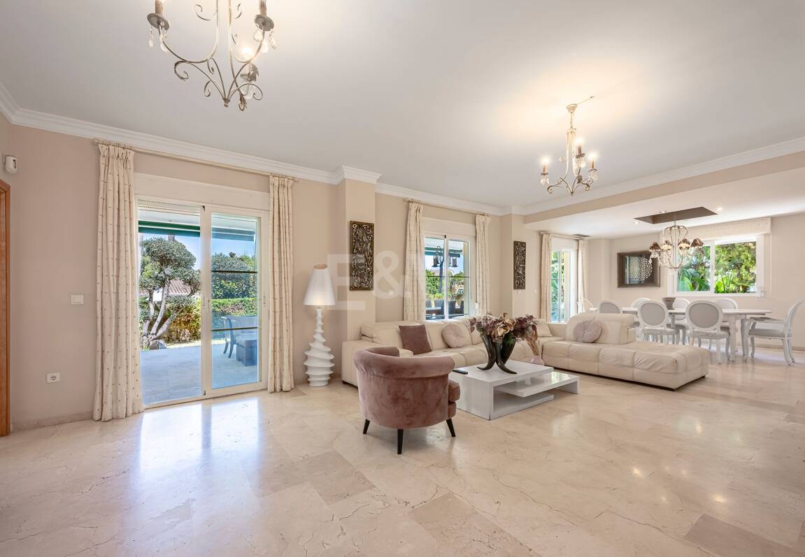 Villa familiale avec jardin et piscine dans le prestigieux Guadalmina Golf, proche des commodités