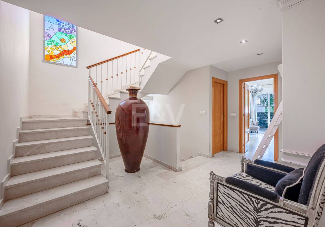 Villa familiale avec jardin et piscine dans le prestigieux Guadalmina Golf, proche des commodités
