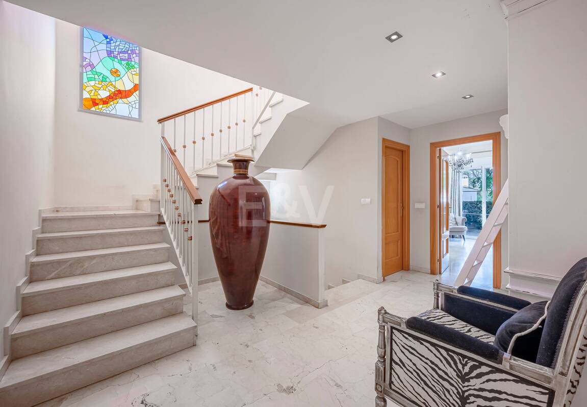 Villa familiale avec jardin et piscine dans le prestigieux Guadalmina Golf, proche des commodités