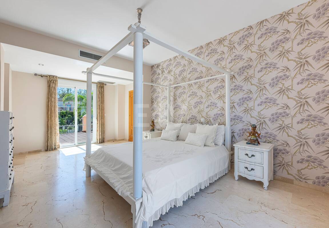 Villa familiale avec jardin et piscine dans le prestigieux Guadalmina Golf, proche des commodités