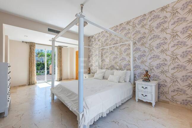 Villa familiale avec jardin et piscine dans le prestigieux Guadalmina Golf, proche des commodités