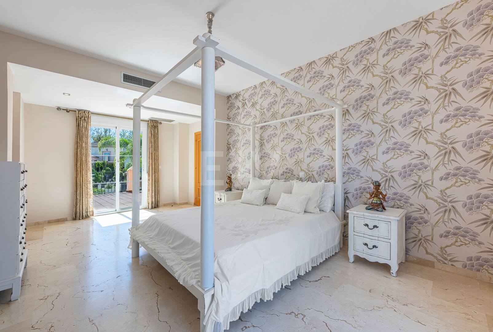 Familienvilla mit Garten und Pool im prestigeträchtigen Guadalmina Golf, nahe Annehmlichkeiten