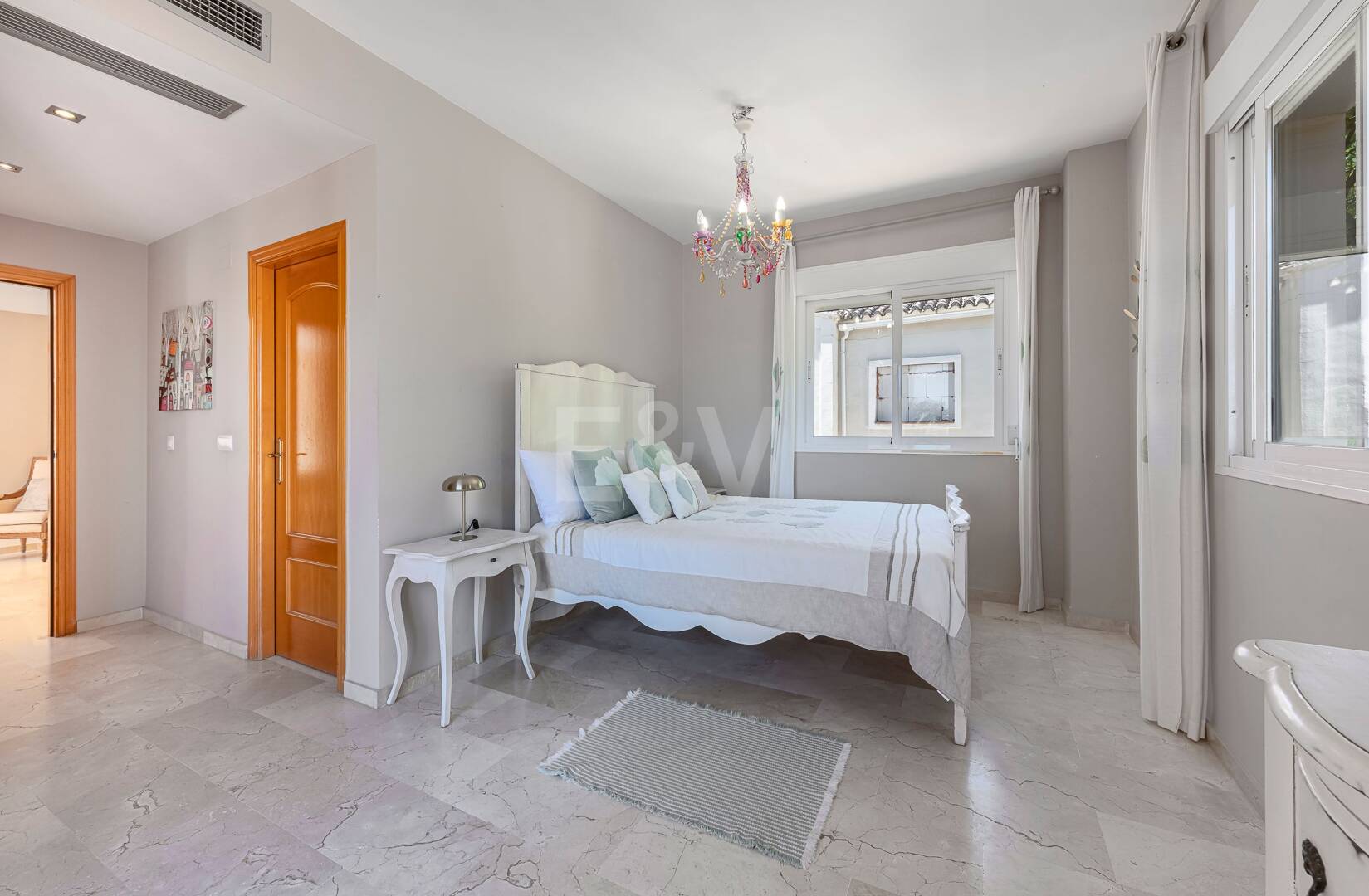 Familienvilla mit Garten und Pool im prestigeträchtigen Guadalmina Golf, nahe Annehmlichkeiten