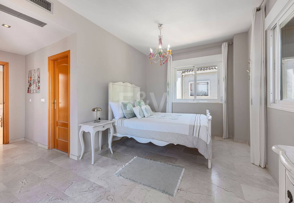 Villa familiale avec jardin et piscine dans le prestigieux Guadalmina Golf, proche des commodités