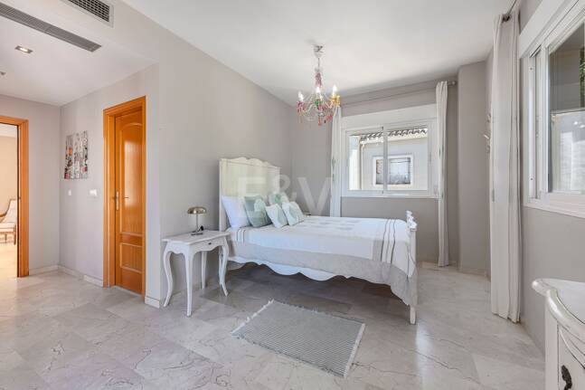 Villa familiale avec jardin et piscine dans le prestigieux Guadalmina Golf, proche des commodités