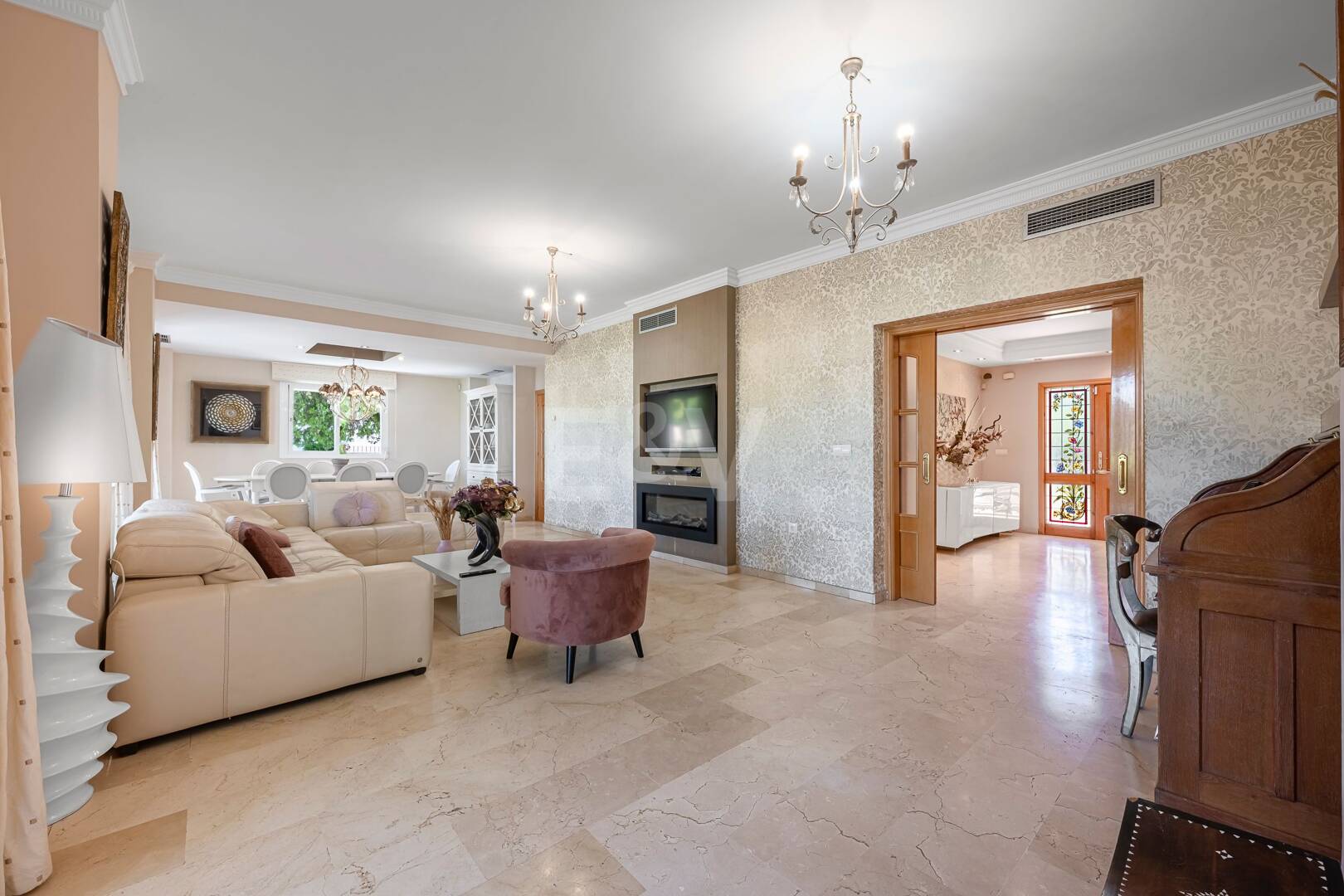 Villa familiale avec jardin et piscine dans le prestigieux Guadalmina Golf, proche des commodités