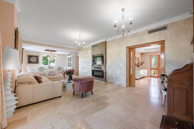 Villa familiale avec jardin et piscine dans le prestigieux Guadalmina Golf, proche des commodités