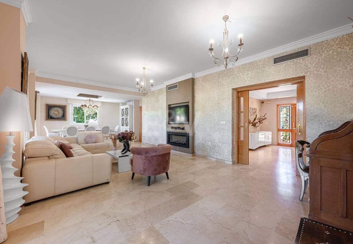 Villa familiale avec jardin et piscine dans le prestigieux Guadalmina Golf, proche des commodités