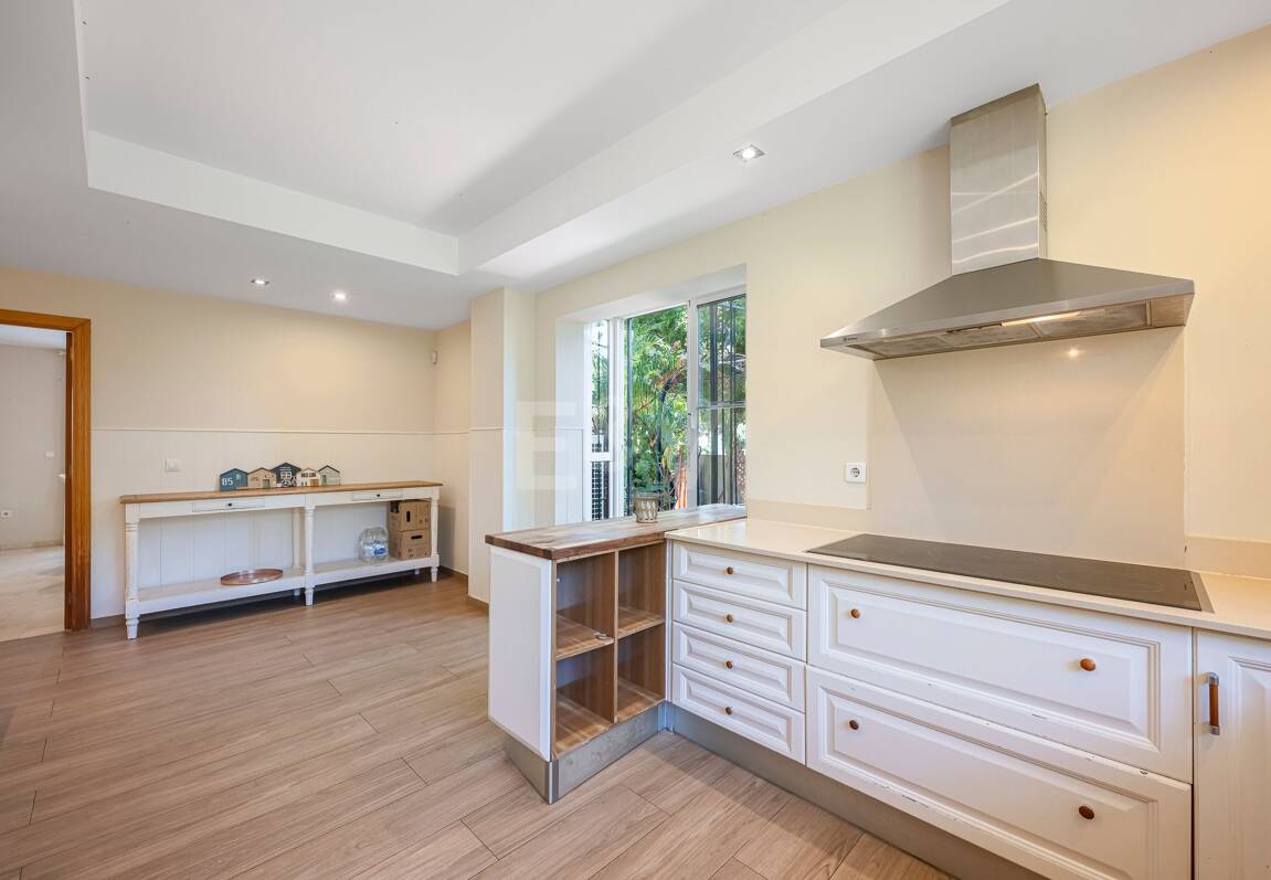 Villa familiale avec jardin et piscine dans le prestigieux Guadalmina Golf, proche des commodités