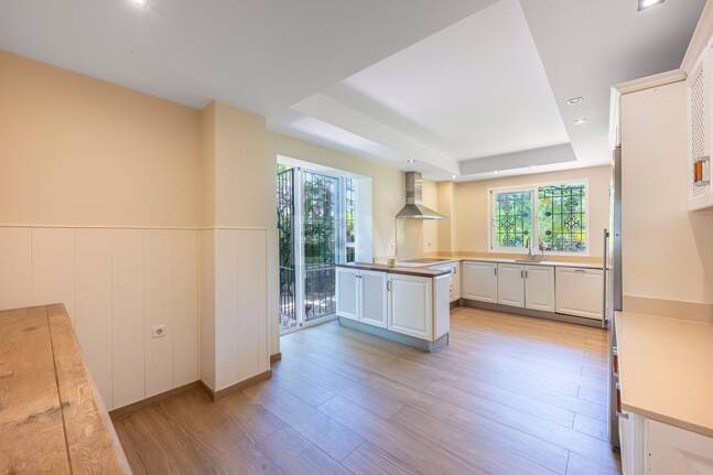 Villa familiale avec jardin et piscine dans le prestigieux Guadalmina Golf, proche des commodités