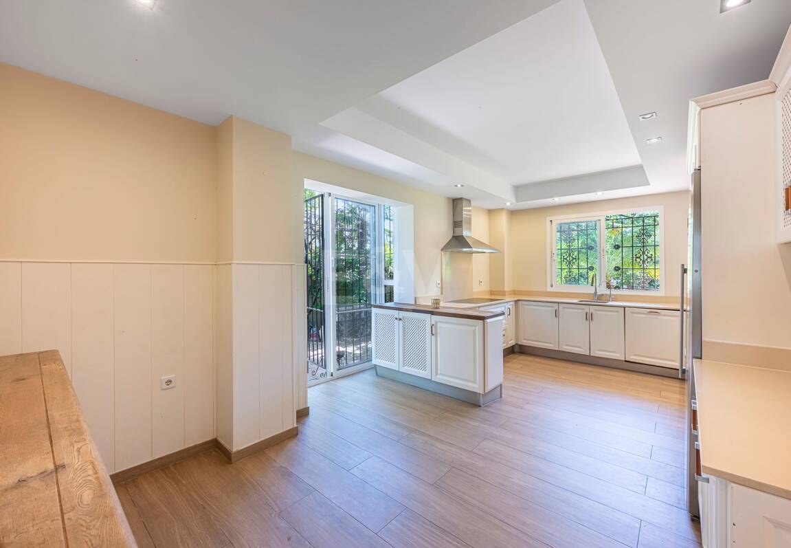 Villa familiale avec jardin et piscine dans le prestigieux Guadalmina Golf, proche des commodités