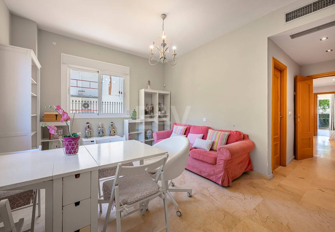 Villa familiale avec jardin et piscine dans le prestigieux Guadalmina Golf, proche des commodités