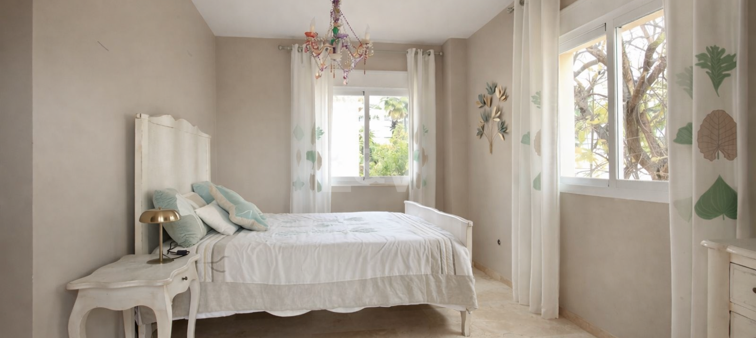 Family Villa with Garden and Pool in Prestigious Guadalmina Golf close to Amenities