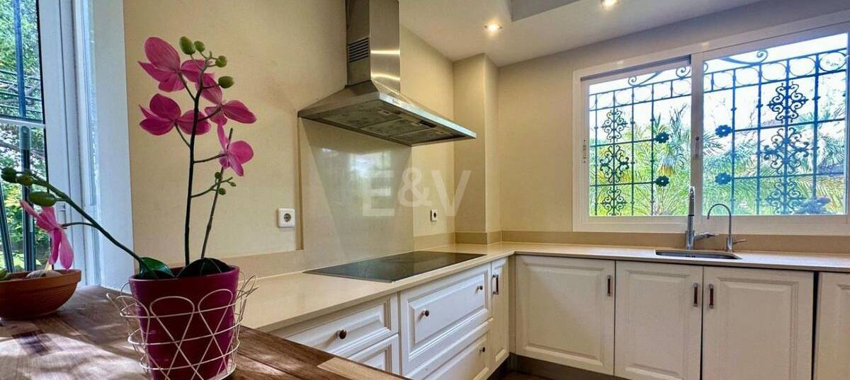 Family Villa with Garden and Pool in Prestigious Guadalmina Golf close to Amenities