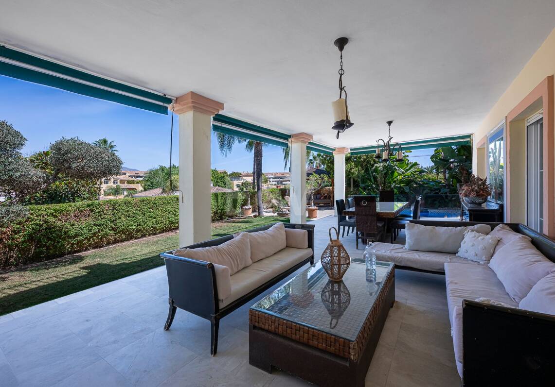 Villa familiale avec jardin et piscine dans le prestigieux Guadalmina Golf, proche des commodités