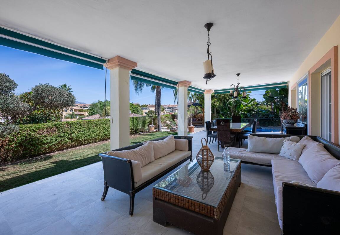 Villa familiale avec jardin et piscine dans le prestigieux Guadalmina Golf, proche des commodités