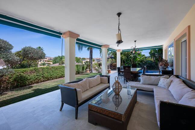 Villa familiale avec jardin et piscine dans le prestigieux Guadalmina Golf, proche des commodités