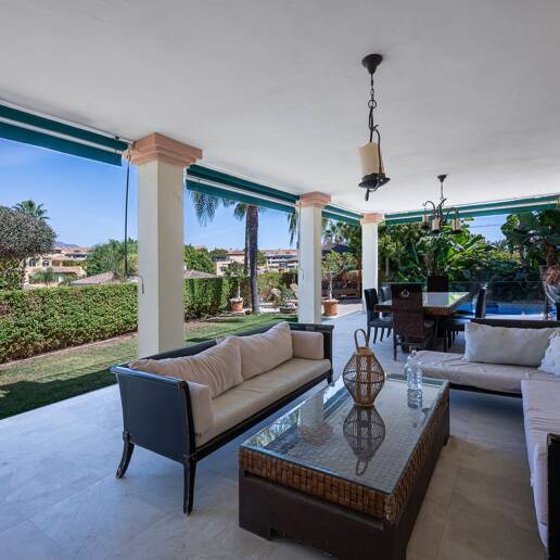 Villa familiale avec jardin et piscine dans le prestigieux Guadalmina Golf, proche des commodités