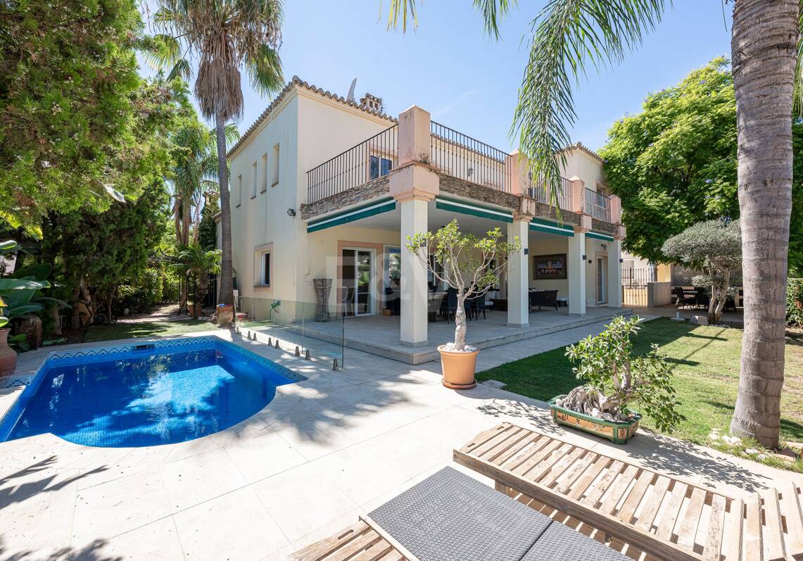 Villa familiale avec jardin et piscine dans le prestigieux Guadalmina Golf, proche des commodités