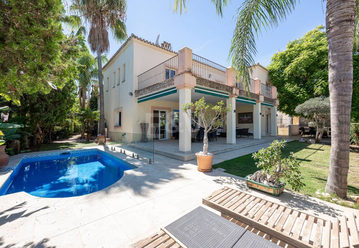 Villa familiale avec jardin et piscine dans le prestigieux Guadalmina Golf, proche des commodités