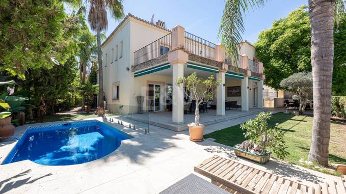 Familienvilla mit Garten und Pool im prestigeträchtigen Guadalmina Golf, nahe Annehmlichkeiten