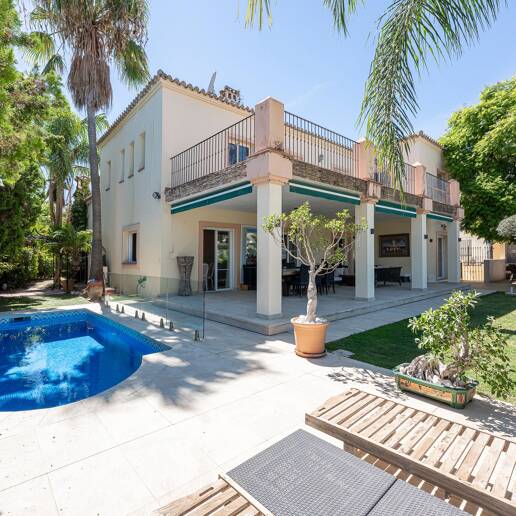 Villa familiale avec jardin et piscine dans le prestigieux Guadalmina Golf, proche des commodités