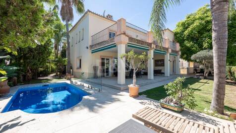 Familj Villa med trädgård och pool i prestigefyllda Guadalmina Golf nära bekvämligheter