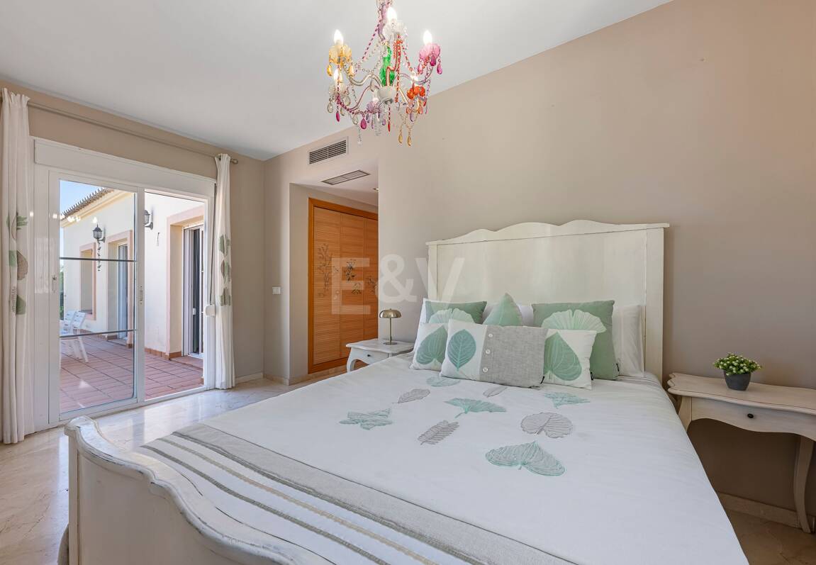 Villa familiale avec jardin et piscine dans le prestigieux Guadalmina Golf, proche des commodités