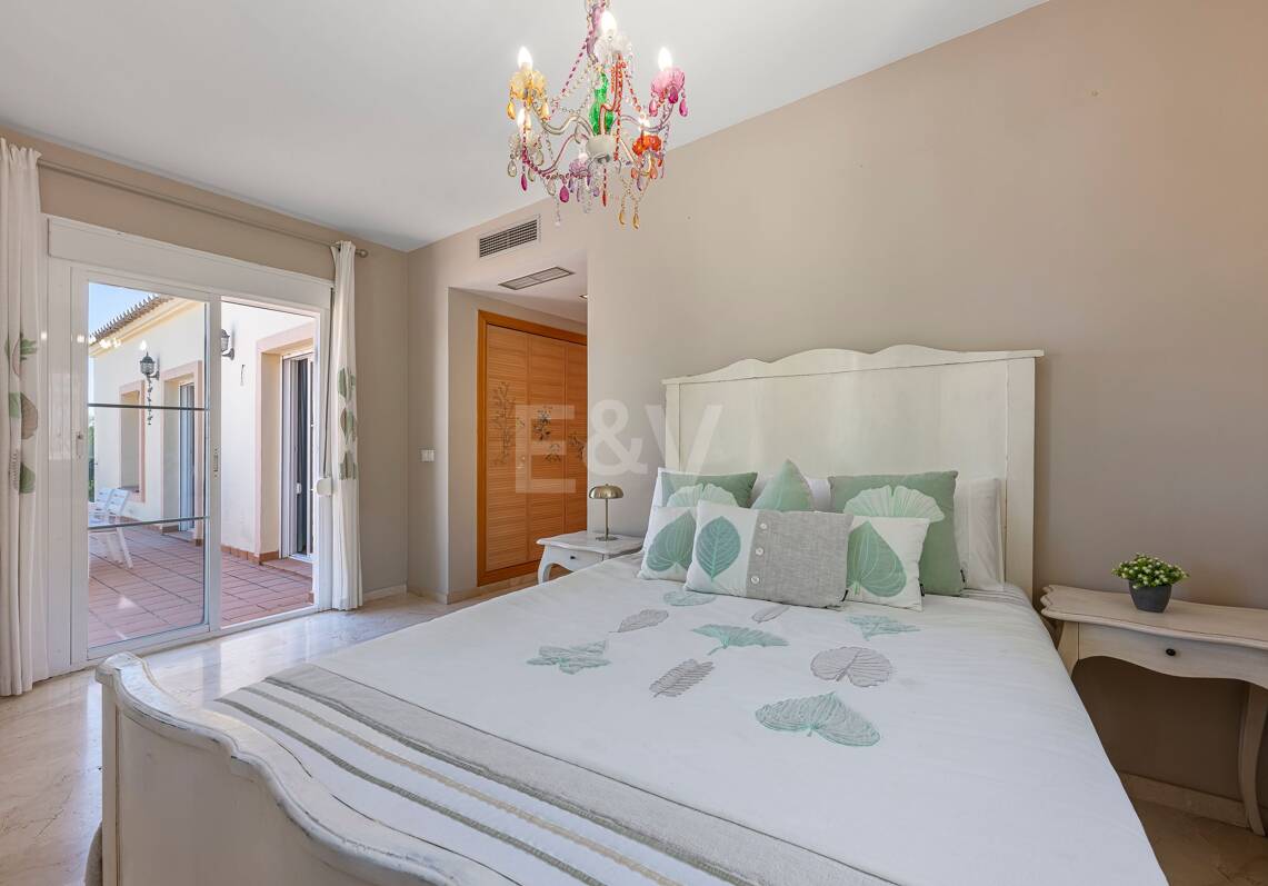 Villa familiale avec jardin et piscine dans le prestigieux Guadalmina Golf, proche des commodités